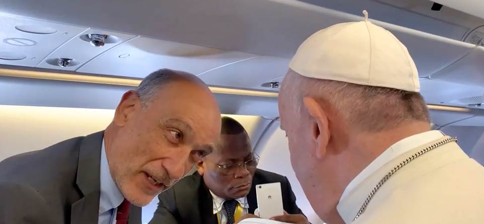 Il giornalista Enzo Romeo, inviato e vaticanista del TG2, sull'aereo con Papa Francesco