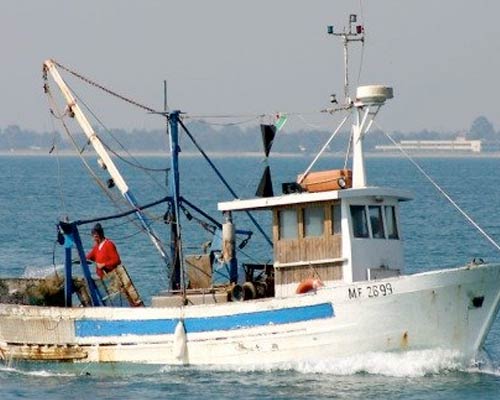 Peschereccio nel Mediterraneo