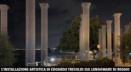 in corso l'installazione di Tresoldi sul Lungomare di Reggio del colonnato di Tresoldi