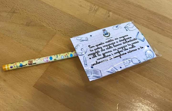 matita donata ai bambini dall'Amministrazione comunale di Cariati