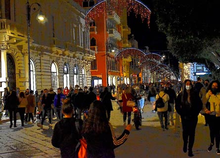 Folla sabato sera a Reggio (Foto di Luigi Palamara)