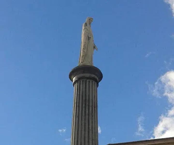 colonna con statua immacolata a Squillace