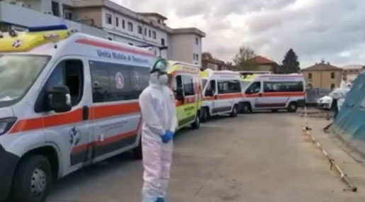 Ambulanze in attesa davanti all'Ospedale di Cosenza