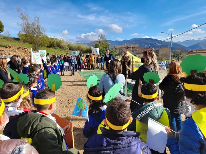 Legambiente celebra la Festa dell'Albero piantando 100 alberi