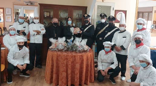 L'Istituto Alberghiero "Dea Persefone" di Locri dona panettoni artigianali alla Caritas Diocesana
