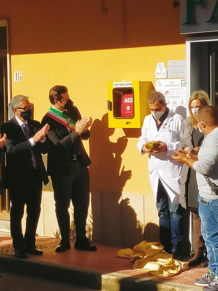 MENDICINO (CS) - Il Rotary Club Serre Cosentine dona un defibrillatore alla città
