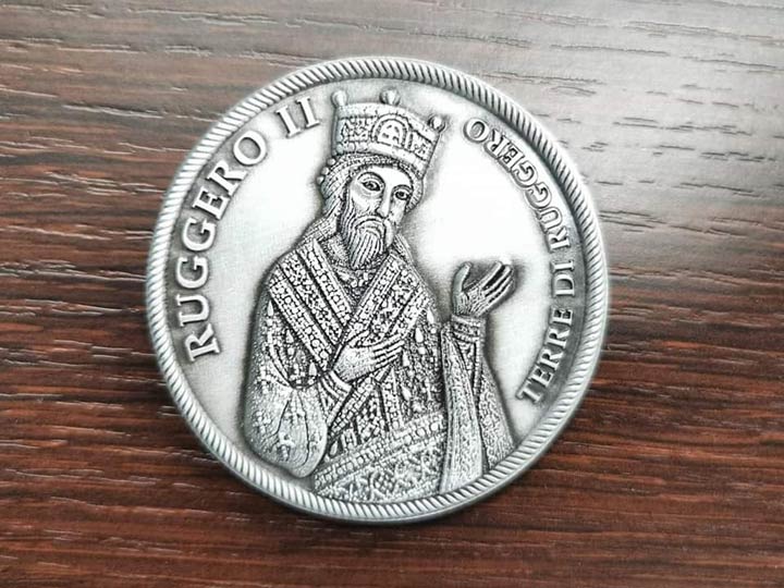 L'Associazione Terre di Ruggero dona al Comune una moneta dedicata a Ruggero II