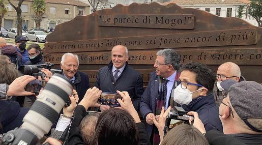 A Cosenza inaugurata la scultura dedicata a Lucio Battisti alla presenza di Mogol