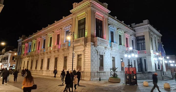 Palazzo Corrado Alvaro si colora di azzurro, fucsia e verde per la Giornata delle Malattie Rare