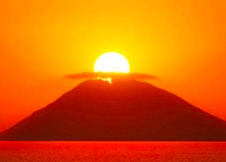 Il tramonto su Stromboli visto dalla Costa degli dei