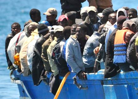 Migranti in attesa di sbarco sulle coste calabresi