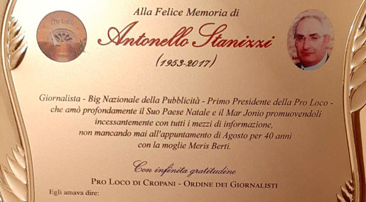 La targa in memoria del giornalista Luigi Stanizzi