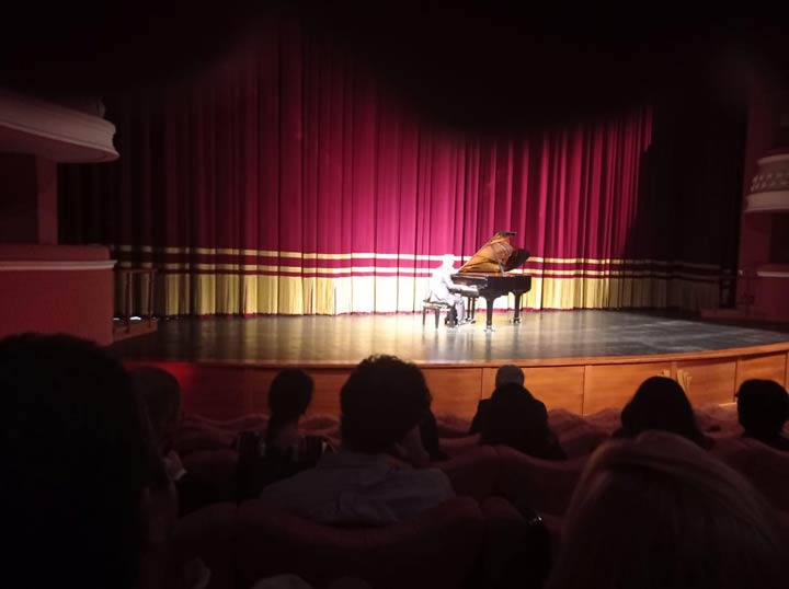Il pianista Francesco Grano incanta il pubblico del Politeama