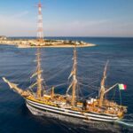 La nave Vespucci nello Stretto di Messina