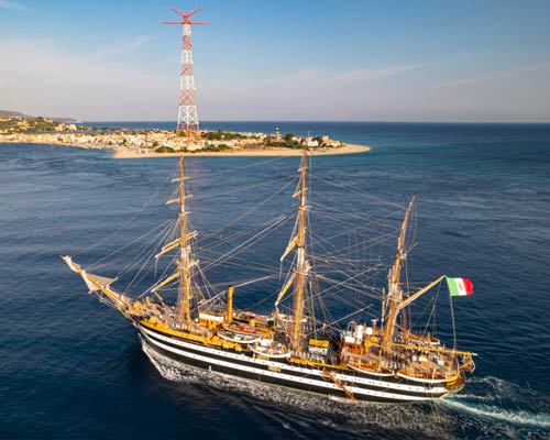 La nave Vespucci nello Stretto di Messina