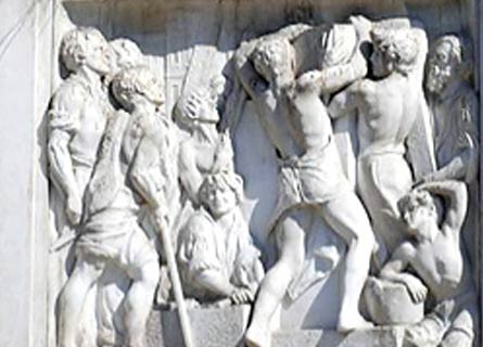 Particolare del basamento del monumento a Giuseppe De Nava a Reggio, nell'omonima piazza