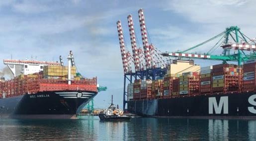 Al Porto di Gioia Tauro sorpasso di due super portacontainer