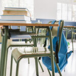 Un'aula scolastica semivuota