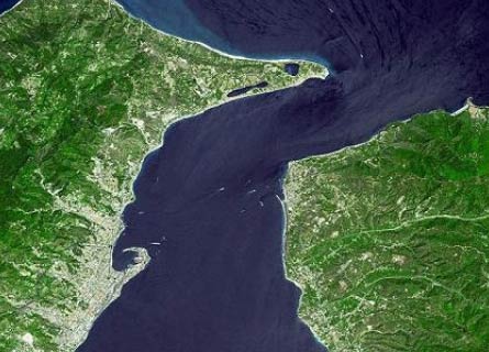 Lo Stretto di Messina visto dal satellite