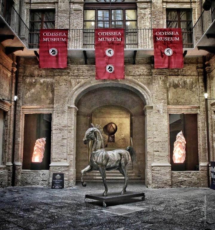 Il maestoso cavallo “Petrus” accoglie i visitatori dell’Odissea Museum