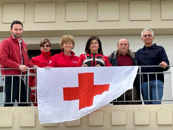 Sul municipio di San Ferdinando sventola il vessillo della Croce Rossa