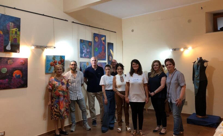 REGGIO - Atelier d'Arte Dedalo riapre al pubblico con la mostra “Festa Madonna a modo mio”