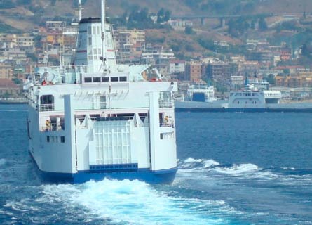 Un traghetto nello Stretto di Messina