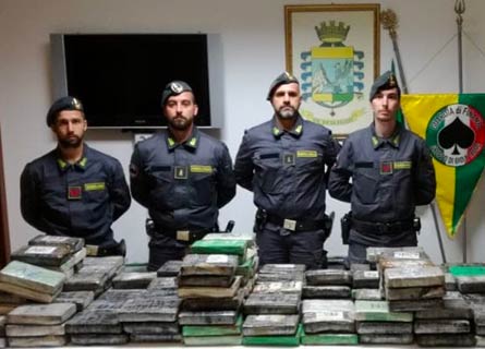 Uno dei tanti sequestri di cocaina al Porto di Gioia Tauro