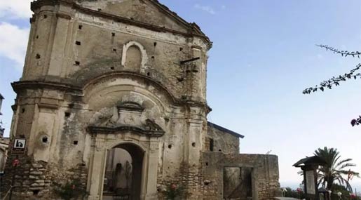 Ancora tutto fermo per il restauro della Chiesa di San Carlo Borromeo a Siderno