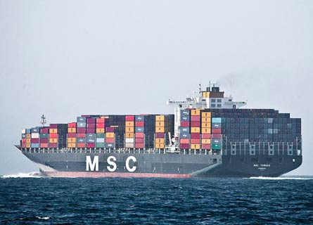 Una superportacontainer MSC nel Mediterraneo in rotta verso Gioia Tauro