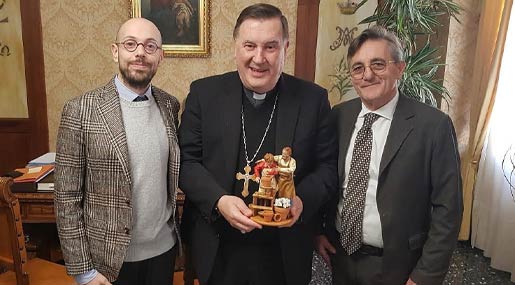 Coldiretti e Confartigianato consegnano all'arcivescovo Maniago la statuina del Presepe
