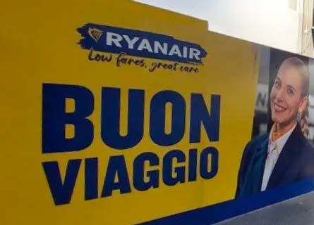 La pubblicità di Ryanair apparsa all'Aeroporto di Reggio Calabria
