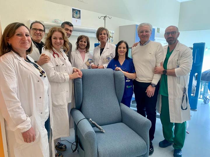 CATANZARO - Il Lions Club dona una poltrona al Reparto di Pediatria del presidio "Pugliese" della Dulbecco