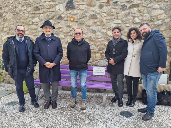 REGGIO CALABRIA - Epilessia, in piazza Castello installata una panchina viola parlante