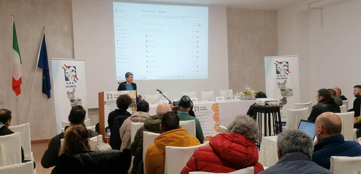 Grande partecipazione al primo seminario apistico di Ara Calabria