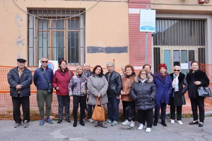 REGGIO CALABRIA - Protestano gli anziani del centro sociale di via Graziella