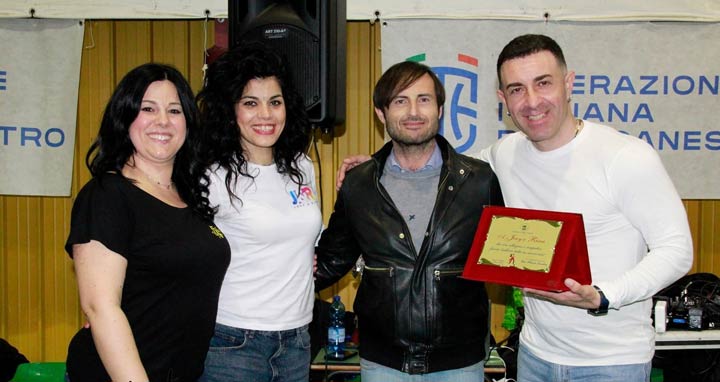 REGGIO CALABRIA - Il consigliere Cardia premia i ballerini Joey e Rina