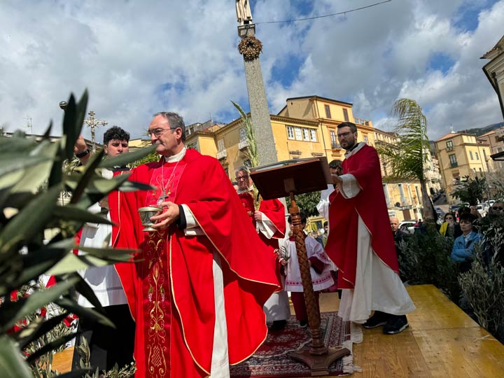 LAMEZIA TERME (CZ) - Il vescovo Parisi ha presieduto le celebrazioni della Domenica delle Palme