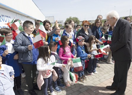 Il Presidente Mattarella alla GIAS di Mongrassano Scalo festeggiato dai bambini