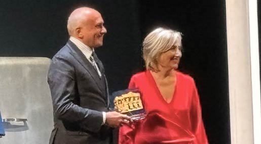 Il sindaco Caruso ha consegnato all'attrice Lunetta Savino il premio "Enzo Noce"