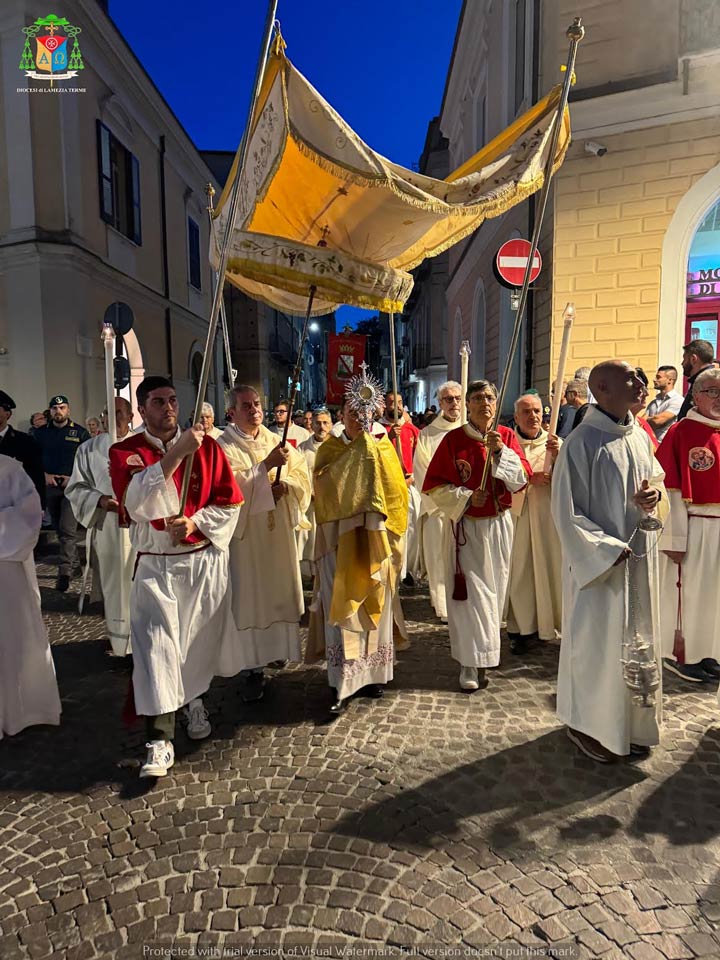 Il Vescovo Parisi ha presieduto la Santa Messa e Processione per il Corpus Domini
