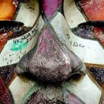 Particolare della scultura di Rabarama sulla via Marina di Reggio: abbandonata all'usura del tempo e vandalizzata, come la Città di reggio