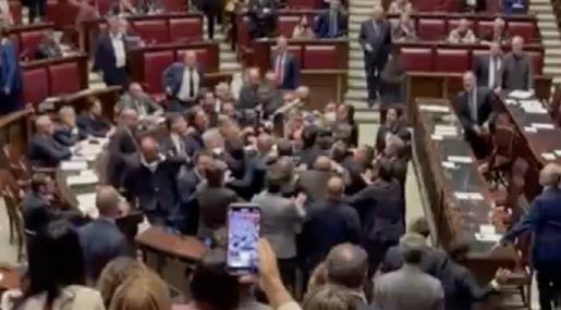 L'OPINIONE / Franco Cimino: La rissa da osteria nelle aule sacre del Parlamento
