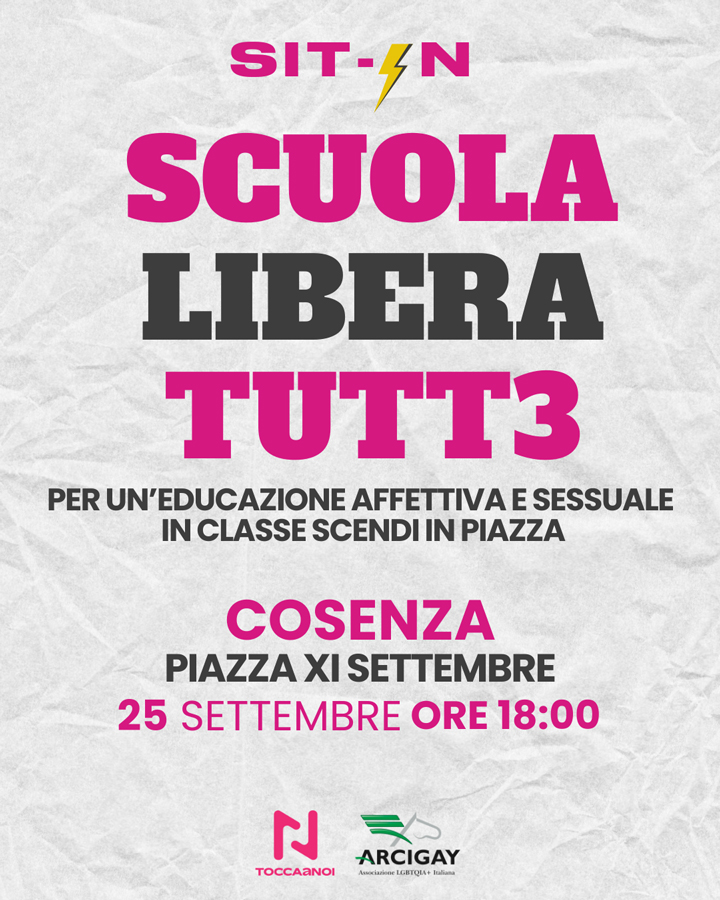 A Cosenza il sit-in di protesta di Tocca a Noi e Arcigay per sostenere l’educazione sessuale e affettiva nelle scuole