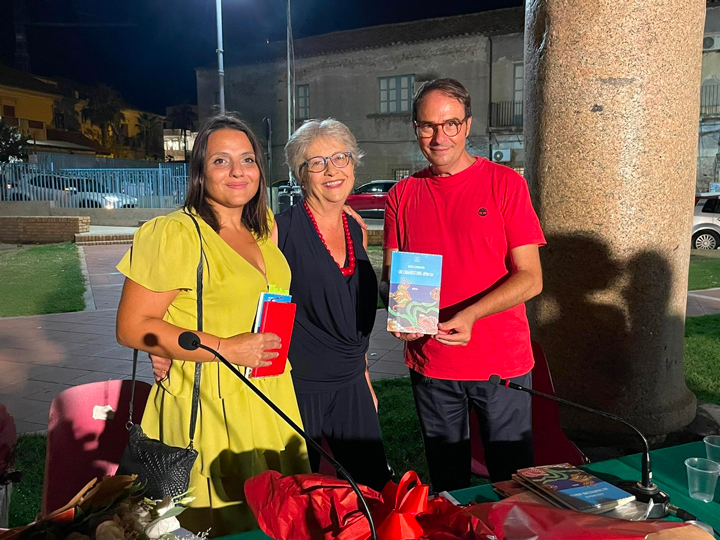 Successo a Roccella per il libro di poesie di Anzia Lombardo