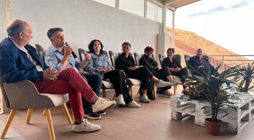 Presenta l'intesa per far studiare i giovani stranieri accolti a Camini