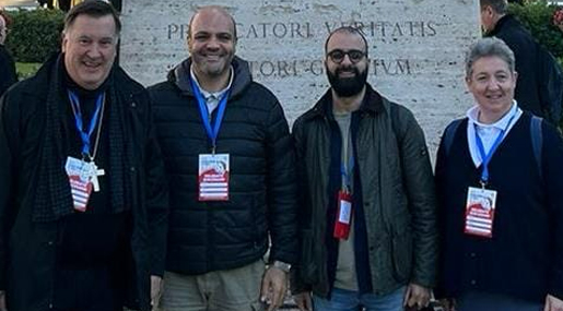 C'era anche la Diocesi di Catanzaro - Squillace, con una delegazione guidata dall'Arcivescovo Claudio Maniago, alla prima assemblea sinodale delle Chiese d'Italia a Roma. Assieme all'arcivescovo, don Ivan Rauti, Francesco Costa e suor Stefania Pusineri. L'assemblea, infatti, è una delle tappe della “fase profetica”, ultimo tratto del Cammino sinodale nazionale. Nella Basilica di San Paolo fuori le mura. infatti, sono stati oltre mille tra delegati e vescovi ritrovatasi nella Basilica di San Paolo fuori le mura, a essersi confrontati sui Lineamenti (il testo che raccoglie i risultati finora raggiunti e propone alcune traiettorie pratiche) per poi giungere allo Strumento di lavoro, in vista della Seconda Assemblea sinodale in programma, sempre a Roma, dal 31 marzo al 4 aprile 2025. «Siamo qui per dimostrare di essere la realizzazione del sogno di Dio – ha spiegato monsignor Maniago – che altro non è che una vita nuova del genere umano». «Avvertiamo la necessità di rimettere, al centro di tutta la vita cristiana, la missione e la testimonianza, al ripensare il linguaggio e la comunicazione a tutti i livelli, alla formazione stessa che, come chiede papa Francesco, dev’essere più kerygmatica, maggiormente attenta all’annuncio del centro del Vangelo» ha aggiunto Maniago che ha concluso sottolineando che «la vera sfida riguarda uno stile e il modo di essere Chiesa che parte dall’ascolto della Parola di Dio e dall’ascolto vicendevole per poi orientarsi nel cammino». (rrm)