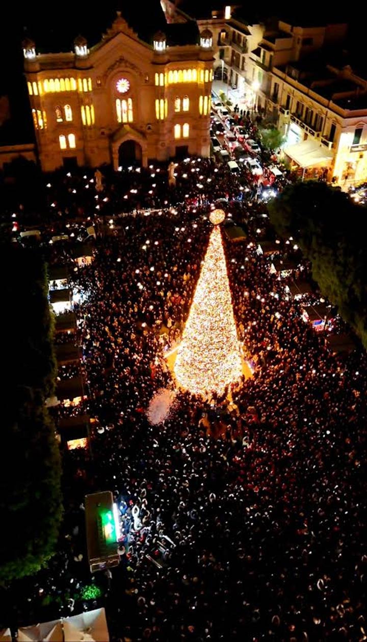 REGGIO - A Piazza Duomo si accende l'albero di Natale