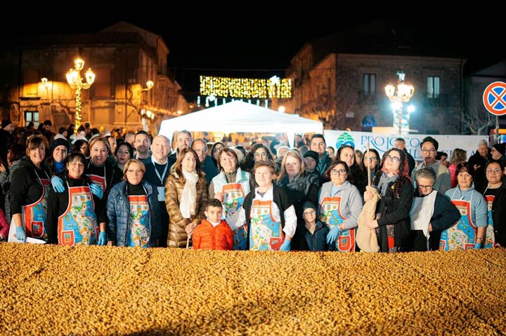 La "Pignolata" più grande chiude le feste natalizie a Filadelfia