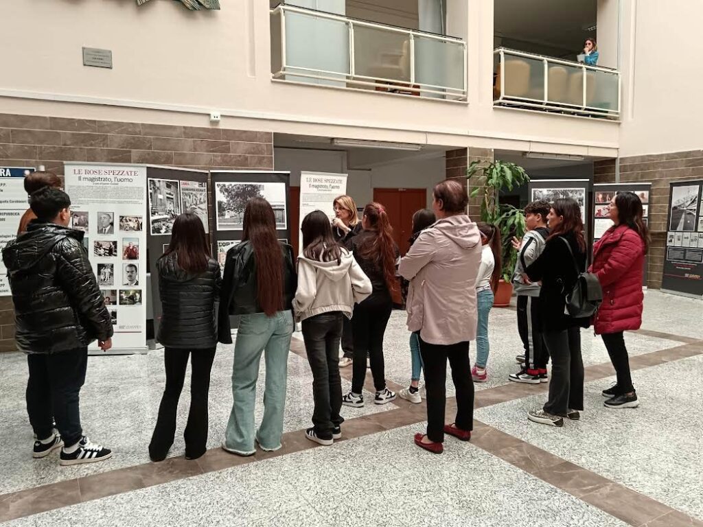 Gli studenti del “Gatti Manzoni Augruso” di Lamezia alla mostra "Gli invisibili"